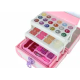 zbliżenie na kolorowe cienie do powiek i błyszczyki