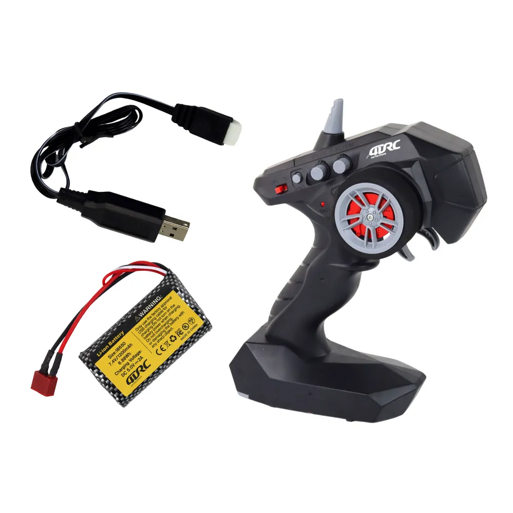 pilot sterujący do auta terenowego rc leżący obok pojazdu