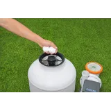 Zbliżenie na panel sterowania pompy piaskowej z automatycznym zegarem