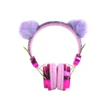 Zbliżenie na miękkie różowe nauszniki z cekinami i fioletowe uszka
