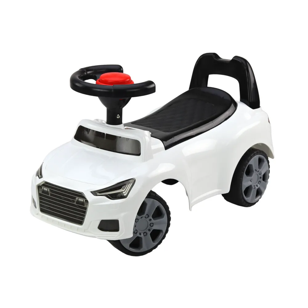 Zbliżenie na kierownicę jeździka z klaksonem w modelu QX-3396