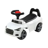 Zbliżenie na kierownicę jeździka z klaksonem w modelu QX-3396