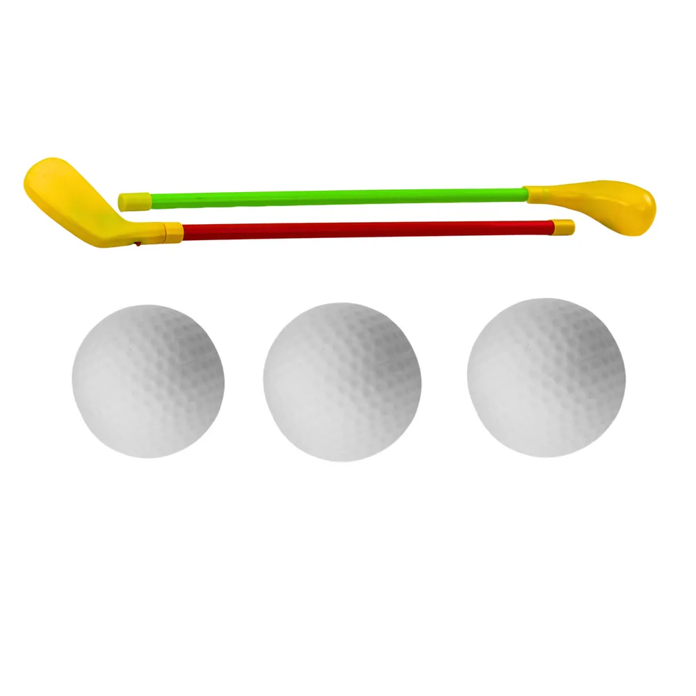 dwa kolorowe kije golfowe do gry dla dzieci na tle pola golfowego