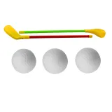 dwa kolorowe kije golfowe do gry dla dzieci na tle pola golfowego