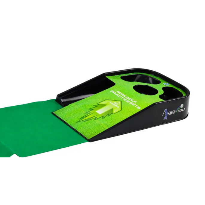 piłki do mini golfa rozłożone na dywanie podczas zabawy