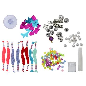 kolorowe koraliki, perełki i zawieszki ułożone blisko siebie