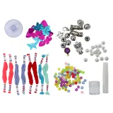 kolorowe koraliki, perełki i zawieszki ułożone blisko siebie