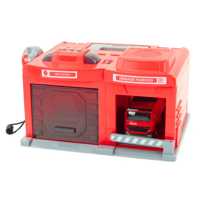 Widok wozu strażackiego w skali 1:32 stojącego przy otwartej bramie garażu