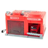 Widok wozu strażackiego w skali 1:32 stojącego przy otwartej bramie garażu