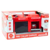 Kompletny zestaw: garaż, pojazd strażacki i krótkofalówka na białym tle