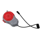 otwarte drzwi stacji oraz pojazd ratunkowy