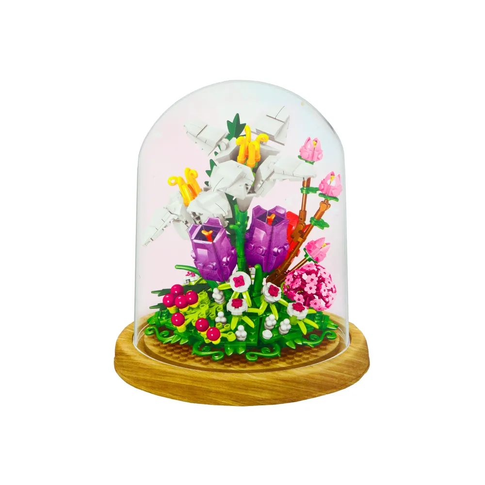 zbliżenie na kolorowe klocki kwiatowe w szklanej gablotce