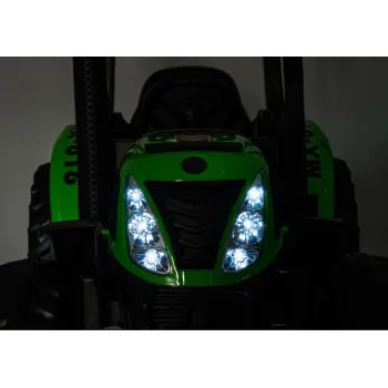 dziecięcy traktor elektryczny a011 w wersji zielonej podczas jazdy