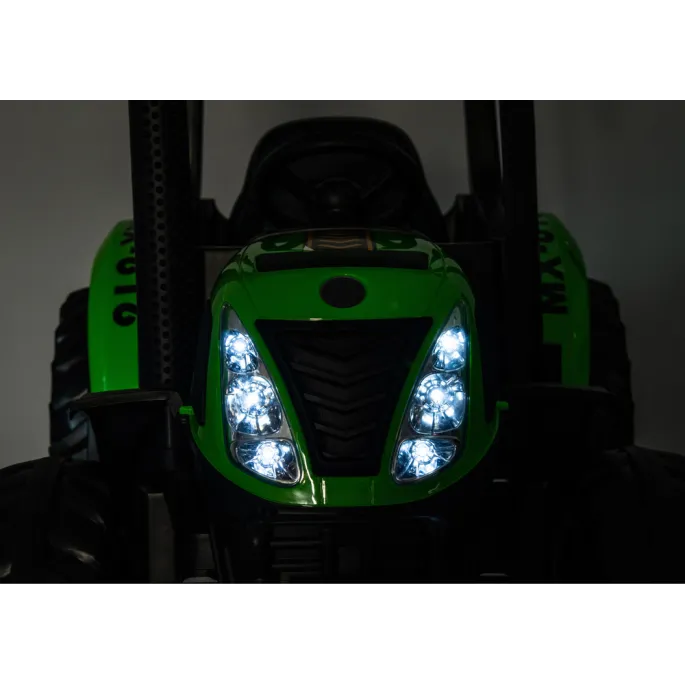 dziecięcy traktor elektryczny a011 w wersji zielonej podczas jazdy