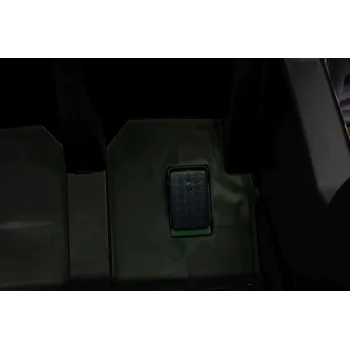 zbliżenie na detale plastikowej zabawki traktor a011 24v