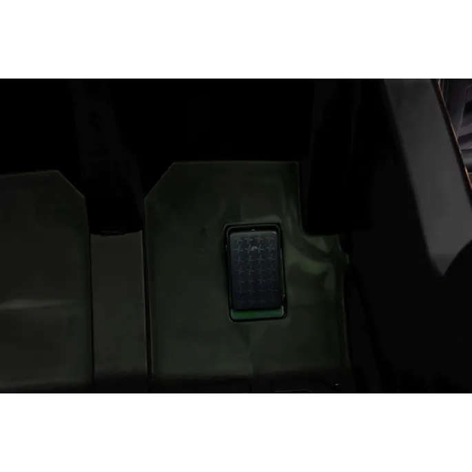 zbliżenie na detale plastikowej zabawki traktor a011 24v