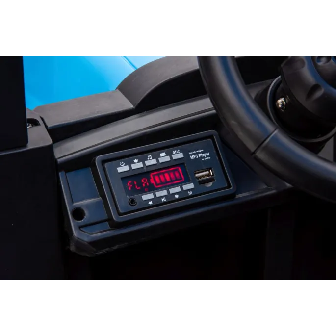 detal kół niebieskiego traktora na akumulator