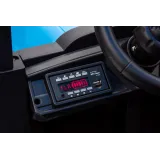 detal kół niebieskiego traktora na akumulator