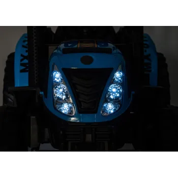 traktor na akumulator podczas zabawy na świeżym powietrzu