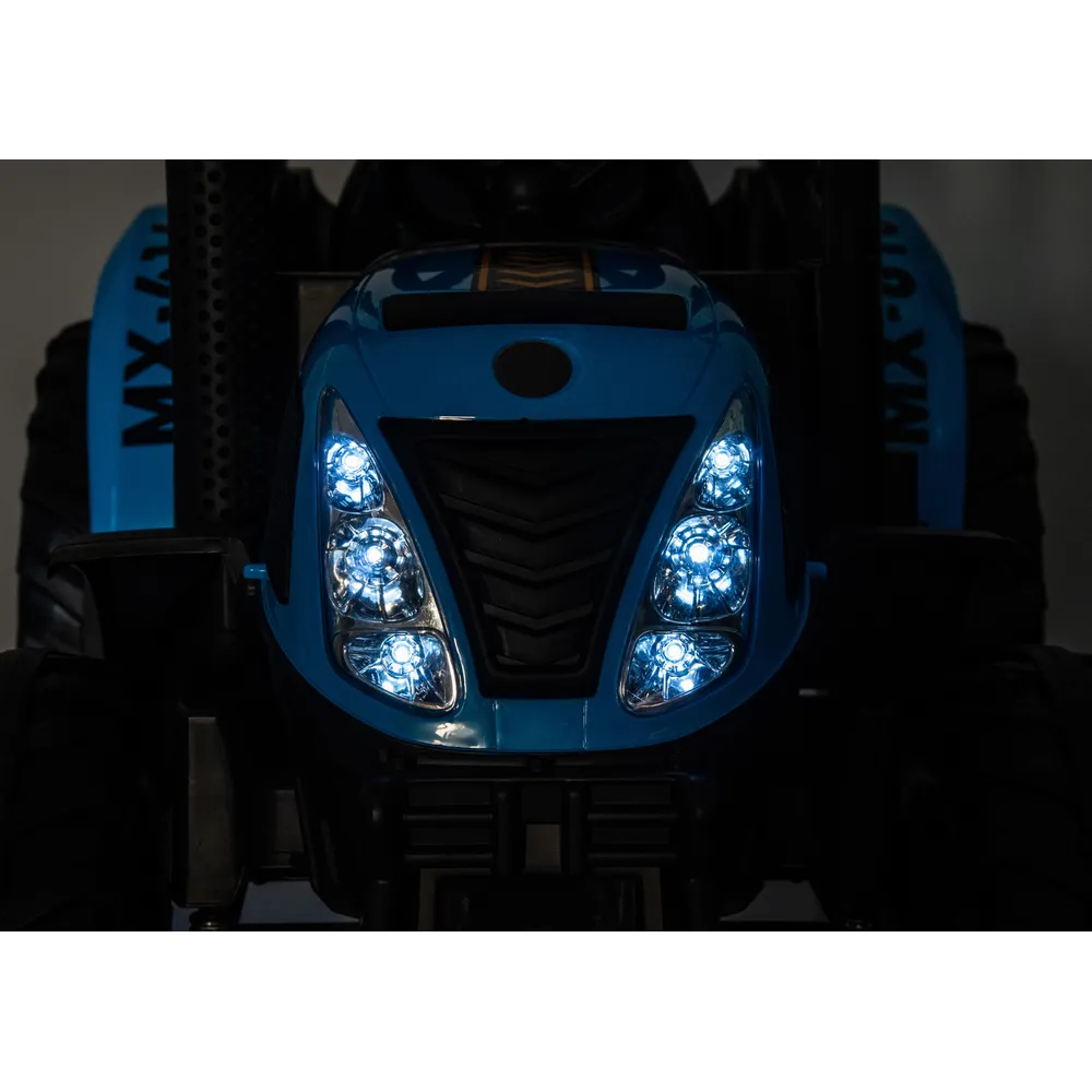 traktor na akumulator podczas zabawy na świeżym powietrzu