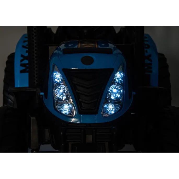 traktor na akumulator podczas zabawy na świeżym powietrzu