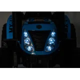 traktor na akumulator podczas zabawy na świeżym powietrzu