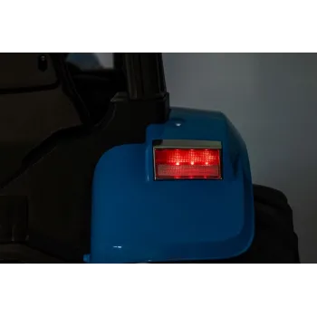 widok na światła przednie traktora na akumulator niebieskiego