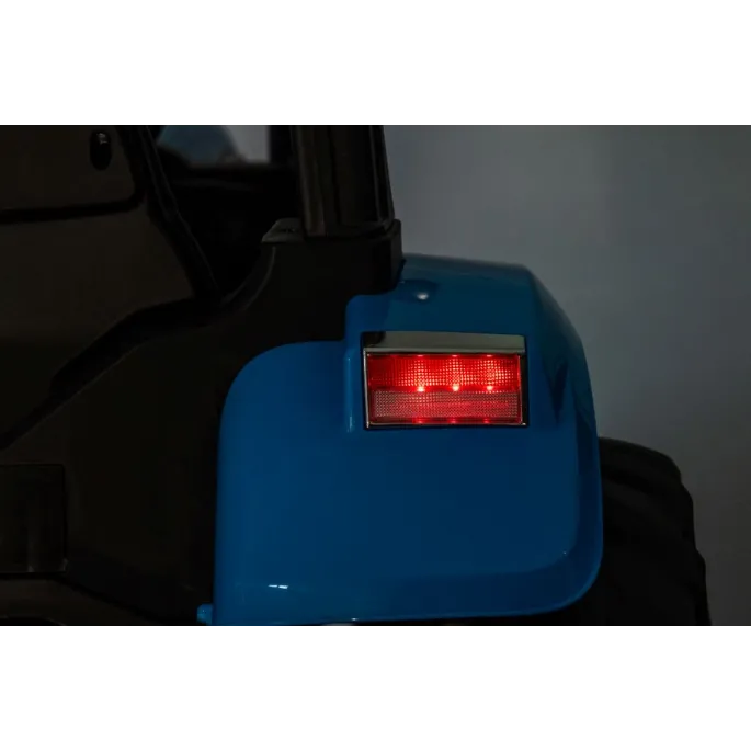 widok na światła przednie traktora na akumulator niebieskiego