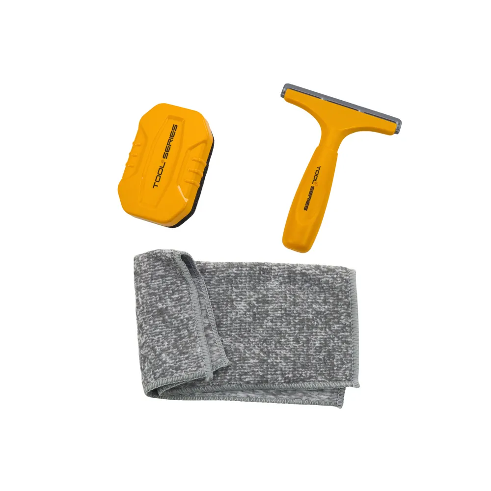 elementy zestawu: ściągaczka do wody, gąbka i ściereczka na tle opakowania