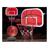 Zbliżenie na tablicę i siatkę kosza do koszykówki dla dzieci