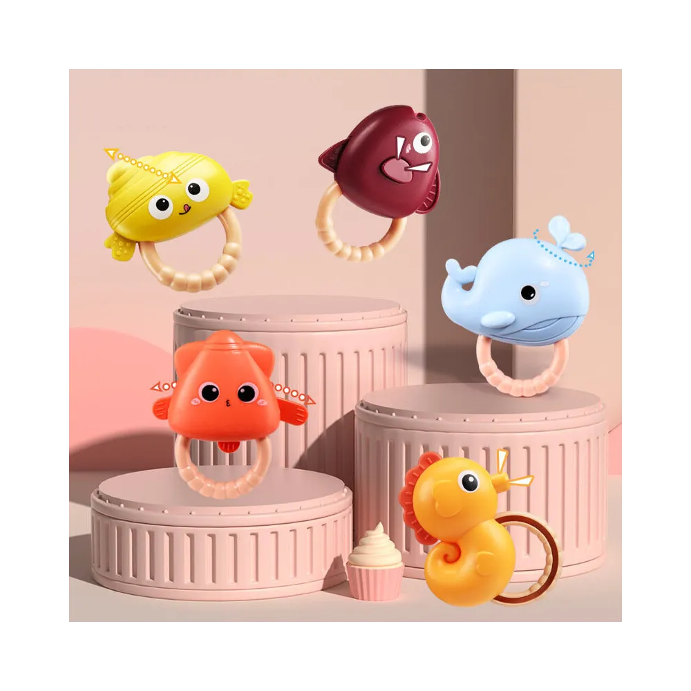 Zbliżenie na pilot zdalnego sterowania do karuzeli niemowlęcej