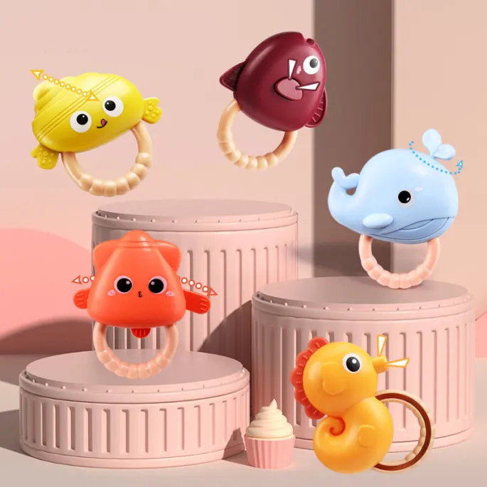 Zbliżenie na pilot zdalnego sterowania do karuzeli niemowlęcej