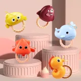 Zbliżenie na pilot zdalnego sterowania do karuzeli niemowlęcej