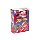 zestaw autko, pilot i kabel usb na tle oryginalnego opakowania