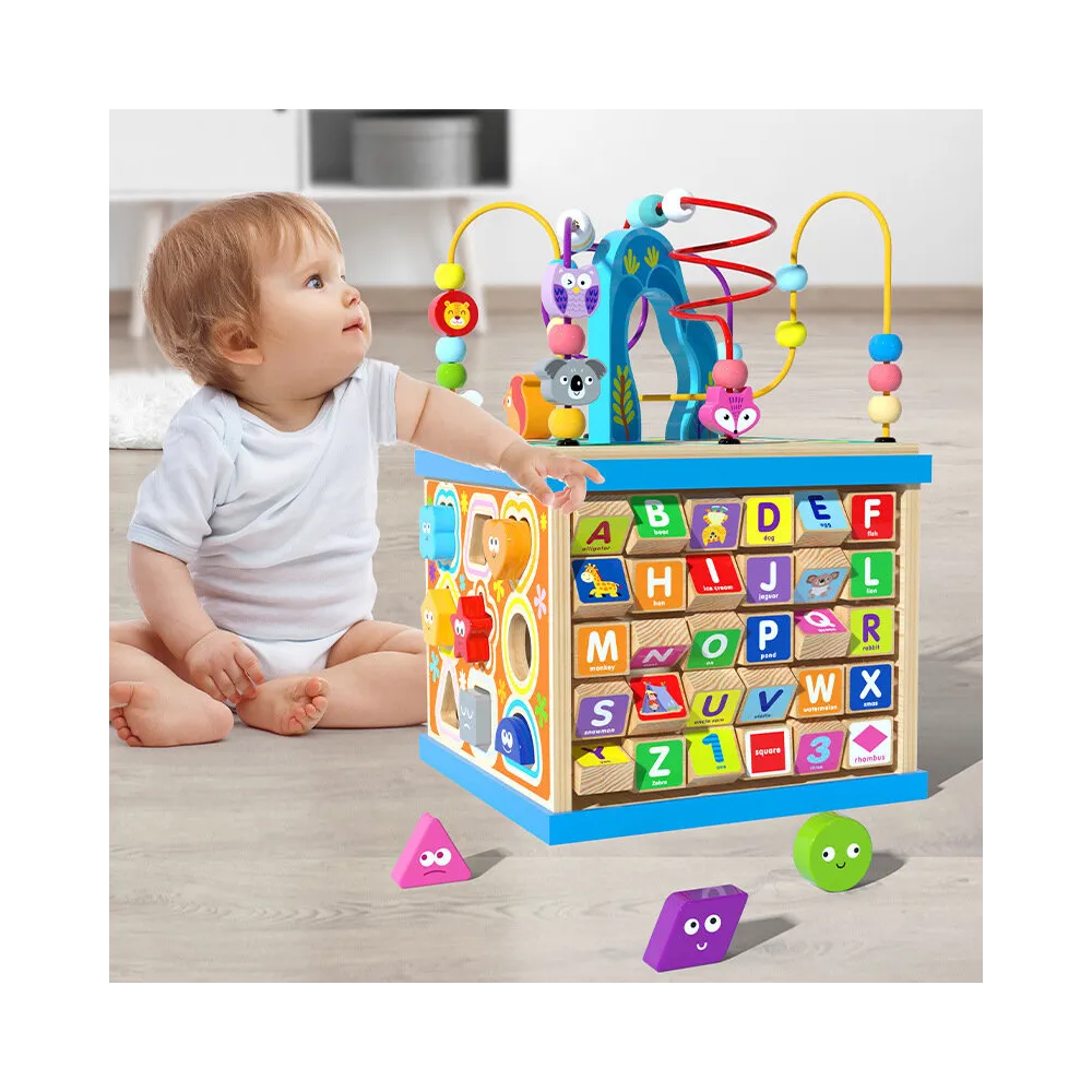 zbliżenie na alfabet i cyfry na ścianie kostki edukacyjnej