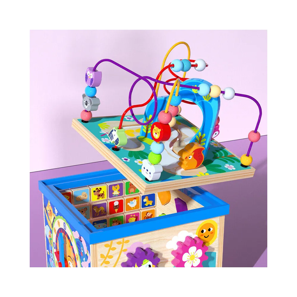 labirynt na górze kostki z drewnianymi koralikami