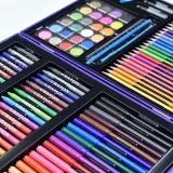 zbliżenie na zawartość walizki artystycznej z akcesoriami