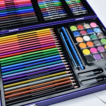 detal wykończenia walizki z rączką i kolorowym motywem