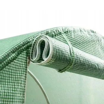 Detal wytrzymałej folii PE z filtrem UV4 na szklarni ogrodowej