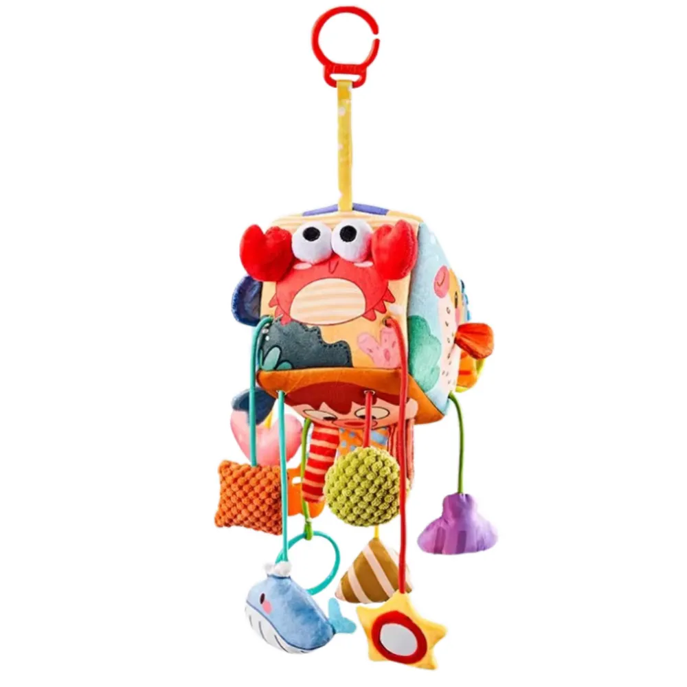 Szczegółowy widok zawieszek sensorycznych na kostce dla niemowląt