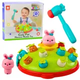 Gra zręcznościowa z młotkiem i różowym królikiem na zielonej platformie