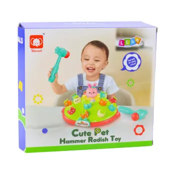 Zbliżenie na detal zabawki – różowe uszy królika i mimiki marchewek