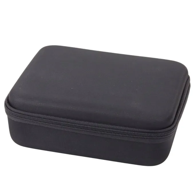 pilot zdalnego sterowania i akcesoria do drona LU800 prezentowane obok urządzenia