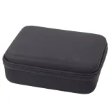 pilot zdalnego sterowania i akcesoria do drona LU800 prezentowane obok urządzenia