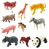 Zbliżenie na figurki dzikich zwierząt z zestawu edukacyjnego