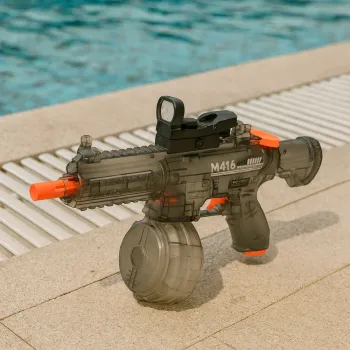 pistolet wodny m416 z zestawem akcesoriów na białym tle