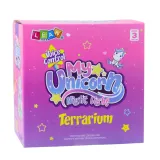 Zbliżenie na figurki jednorożców i dekoracyjne elementy zestawu