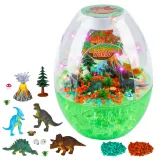 zbliżenie na figurki dinozaurów w kolorowym terrarium