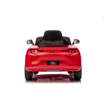 Detal czerwonego lakieru samochodu elektrycznego dla dzieci