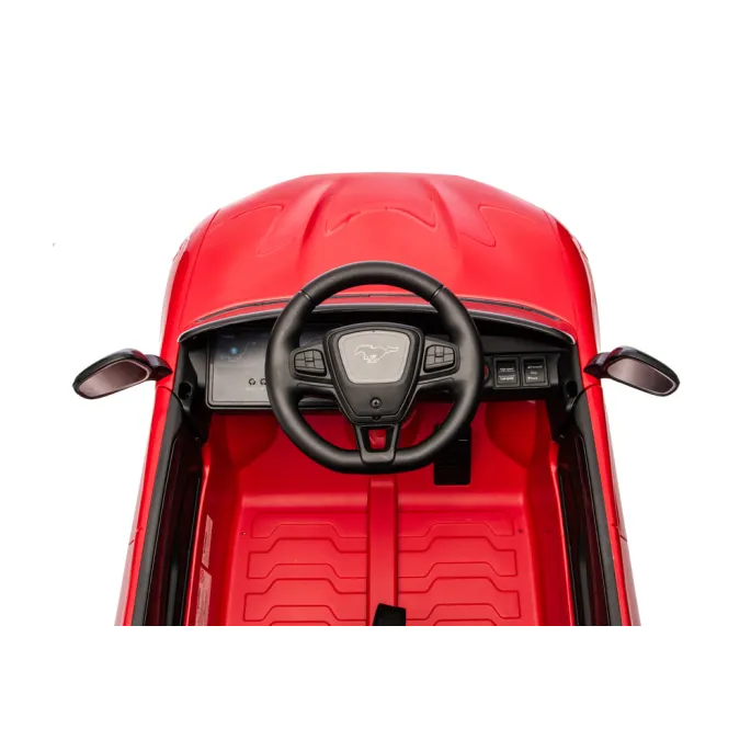 Wnętrze zabawkowego Forda Mustanga na akumulator